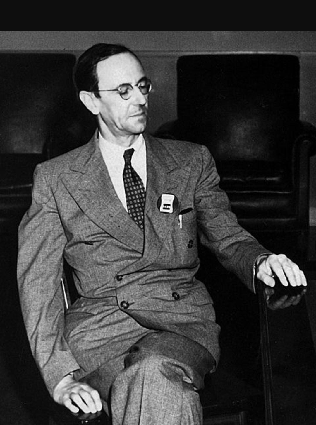 Di balik setelan rapi dan sorot mata yang tenang james chadwick menyimpan penemuan yang mengubah arah sejarah Neutron yang ia identifikasi pada 1932 lahir dari kesunyian laboratoriumnamun gema temuannya menjangkau perang diplomasi hingga dilema moral ilmu pengetahuan modern